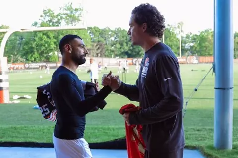 صلاح يتبادل قميص منتخب مصر مع نجم كرة القدم الأمريكية (صورة)